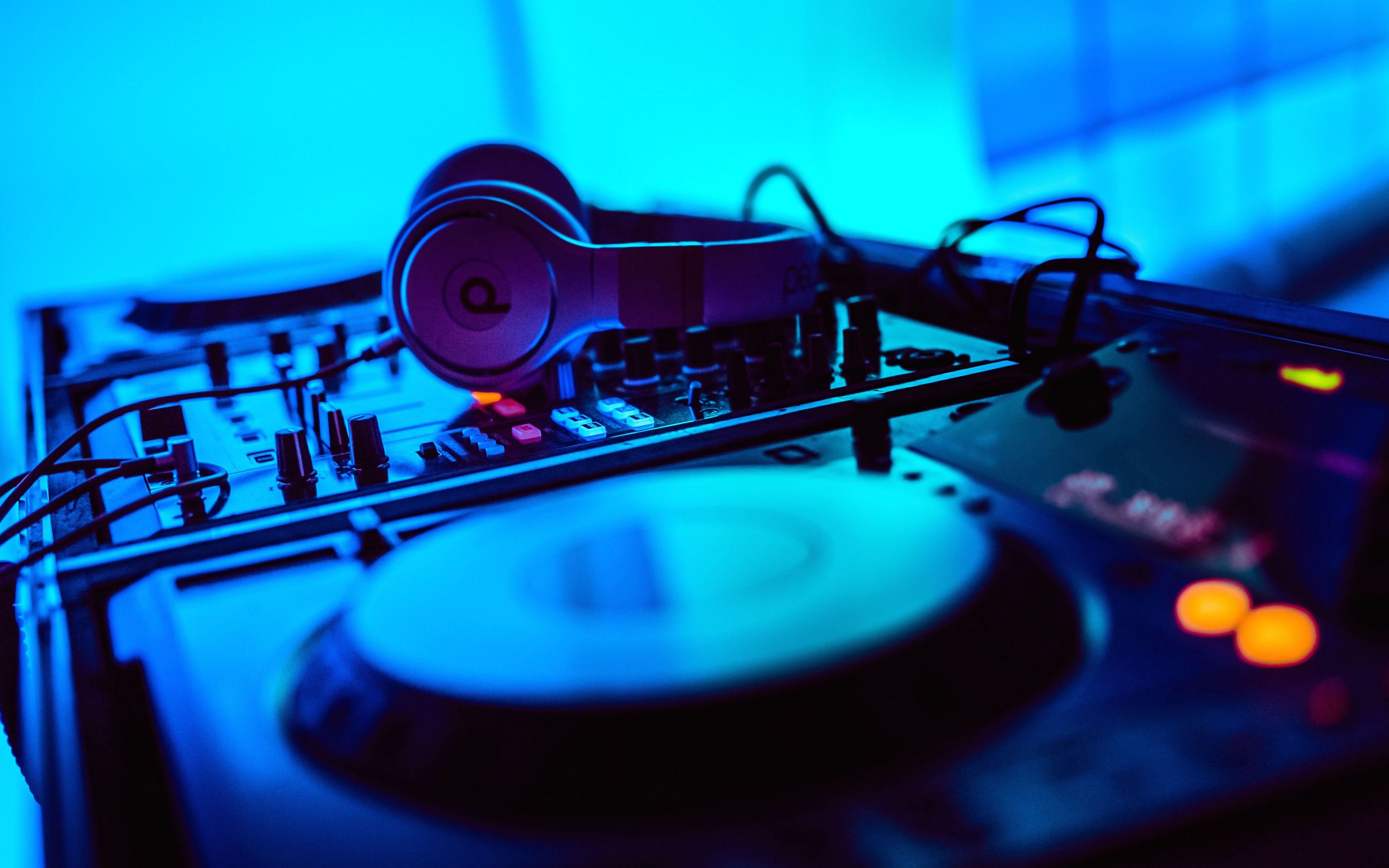 Une jolie console de DJ illuminée en bleu